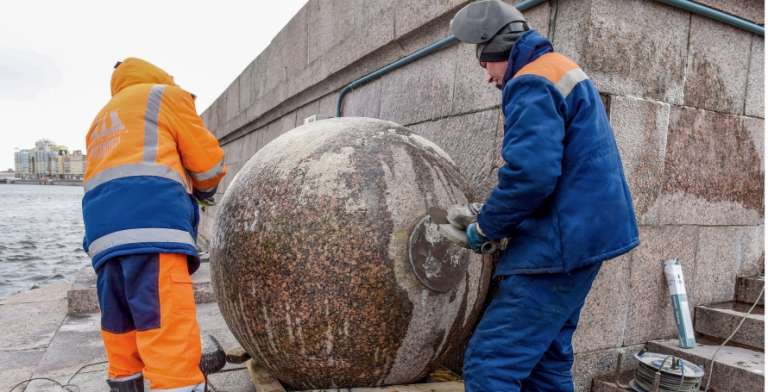 Гранитный шар на Воскресной набережной вернули на историческое место