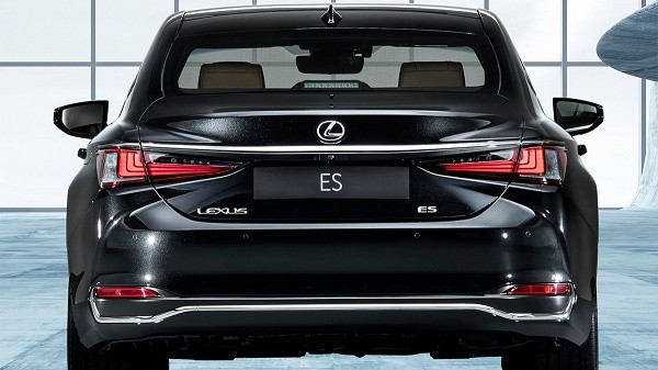 
               Новый Lexus ES 2020 модельного года: выверенный стиль и футуристический облик представительского седана
            