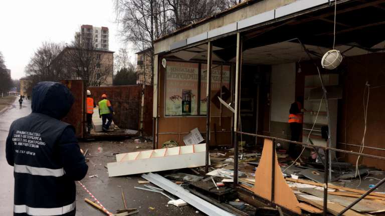 В трех районах Петербурга снесли незаконные павильоны