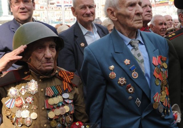 
               Песков заявил, что ветераны ВОВ получат выплаты к 9 мая 2020 году вне зависимости от страны проживания
            