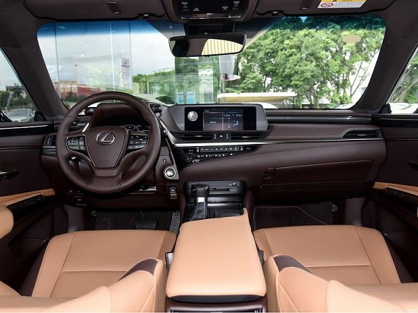 
               Новый Lexus ES 2020 модельного года: выверенный стиль и футуристический облик представительского седана
            