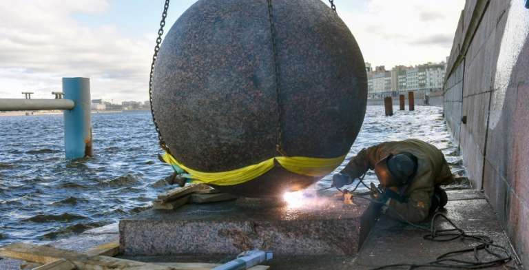 Гранитный шар на Воскресной набережной вернули на историческое место