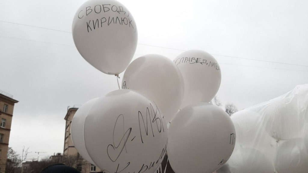 Активисты вышли к Невскому районному суду призвать депутата Силаеву к ответу в деле об изнасиловании