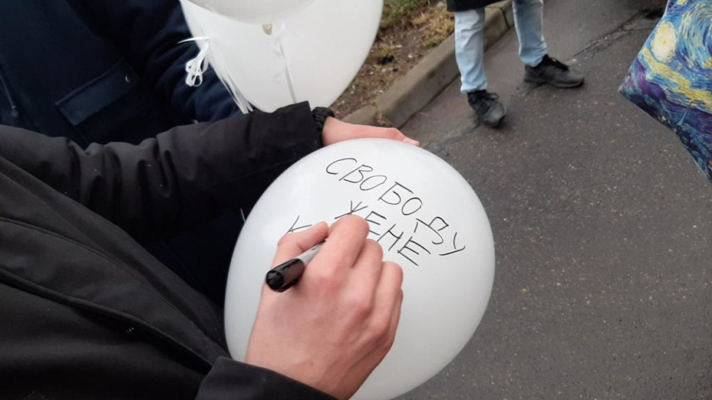Активисты вышли к Невскому районному суду призвать депутата Силаеву к ответу в деле об изнасиловании
