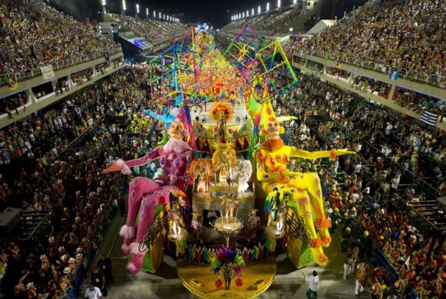 
               Безумные танцы, перья и блеск: карнавал в Бразилии продлится с 21 по 26 февраля 2020 года
            