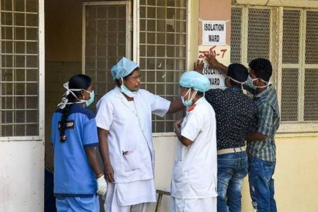 
               В Индии зафиксирована первая смерть от коронавируса: туристические визы приостановлены
            