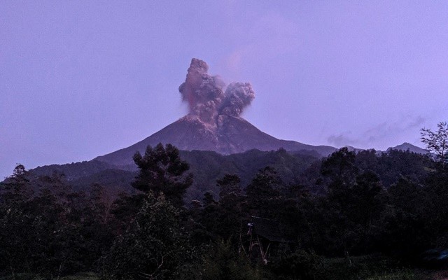 
               Извержение Мерапи: в начале марта пробудился один из самых активных вулканов Индонезии
            