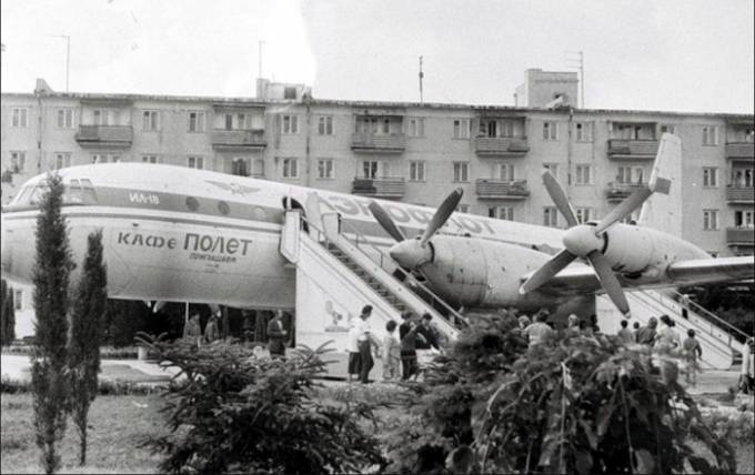 Чем привлекали в советское время списанные самолеты