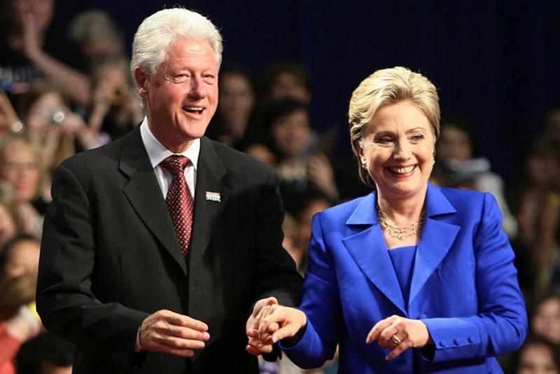 
               В особняке миллиардера, который покончил с собой, нашли картину с Биллом Клинтоном в платье Моники Левински
            