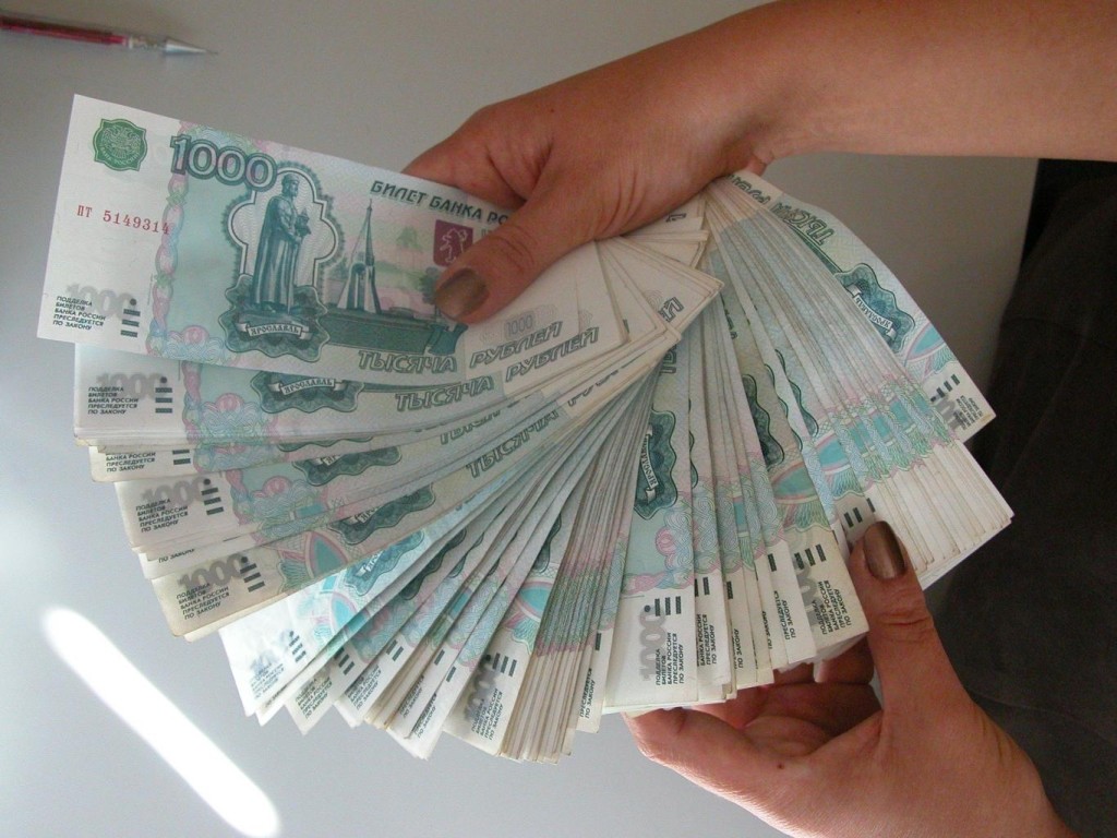 Каждому россиянину предложили выплатить по 50 тыс. рублей, кто предложил и насколько это правда