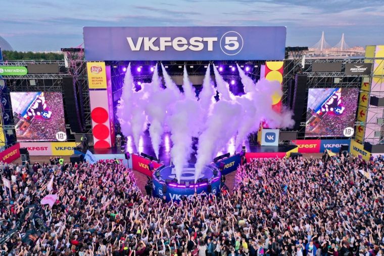 Фестиваль «VK Fest» в 2020 году впервые проходит не под открытым небом, а в онлайн-формате