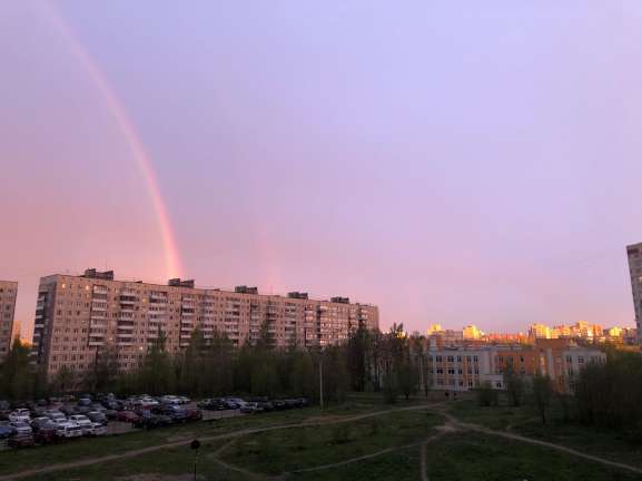 Радуга и малиновый закат. Петербуржцы поделились снимками вечернего города
