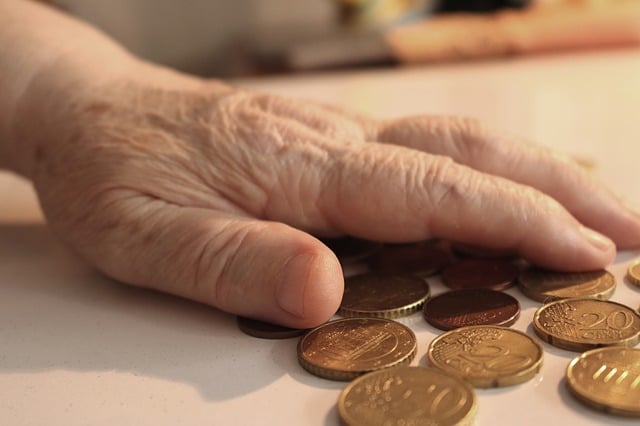 Кто получит надбавку в 5700 рублей к пенсии в 2020 году, как ее получить, какие категории пенсионеров не получат доплаты