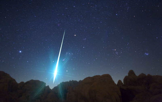 В небе над черноморским побережьем Турции взорвался метеорит, очевидцы зафиксировали это на видео