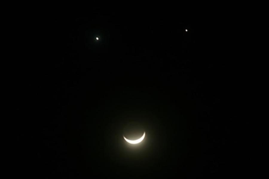 Луна, Юпитер и Венера 16 мая 2020 года образуют улыбку, что это за явление