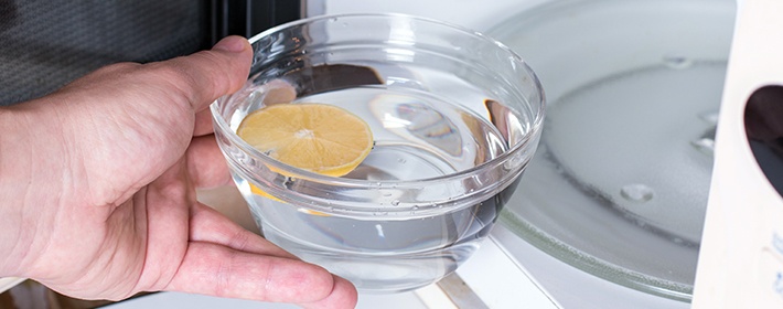 Как можно быстро очистить микроволновую печь от жира без химических средств