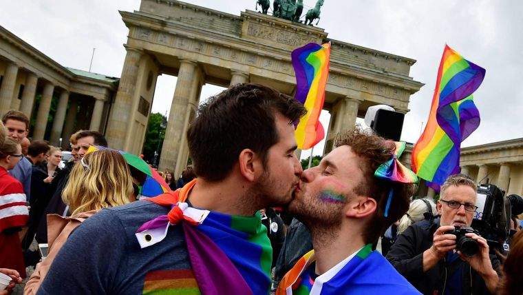 Какое отношение преобладает к представителям ЛГБТ-сообщества в разных странах
