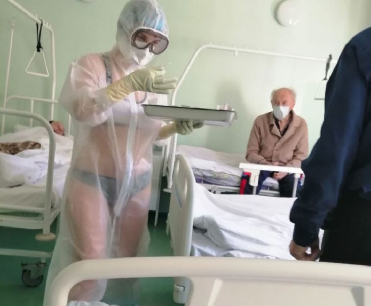 Минздрав Тулы наказал медсестру, пришедшую на работ в купальнике под защитным костюмом