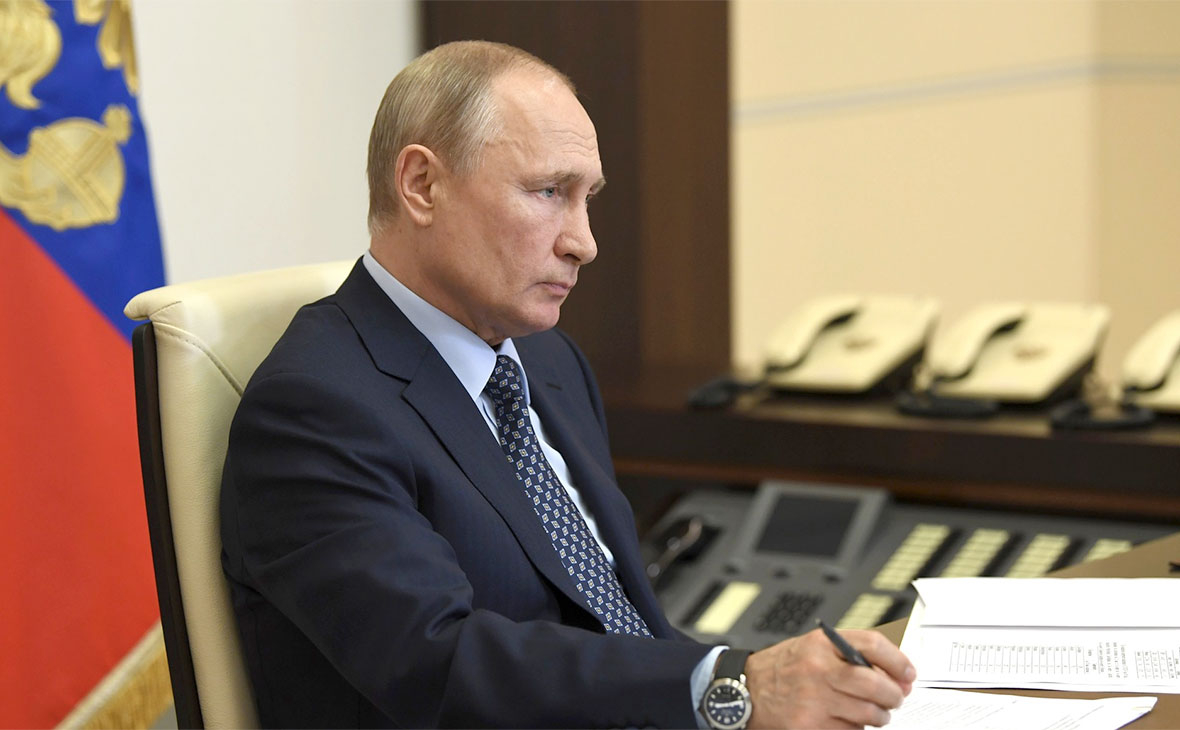 Путин бросил ручку на стол во время совещания, видео, что это означает
