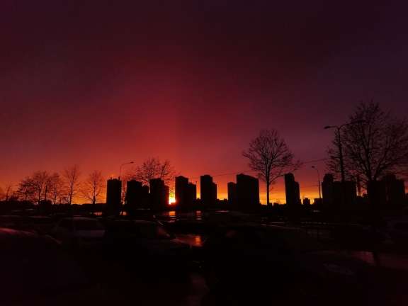 Радуга и малиновый закат. Петербуржцы поделились снимками вечернего города