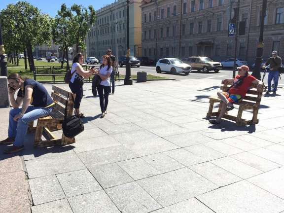 На Воскресенской набережной Петербурга появилась новая зона отдыха