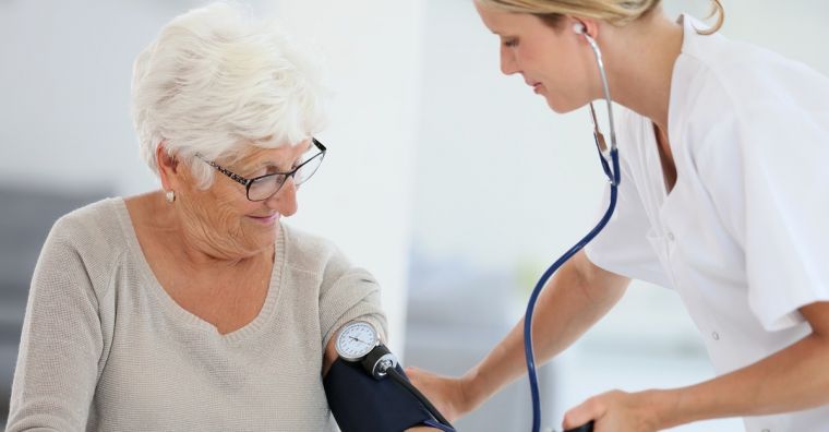 Как нормализировать частоту биения сердца при низком пульсе у пожилого человека
