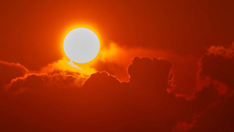 Опасна ли мощная вспышка на Солнце, которую зафиксировали ученые 1 июня