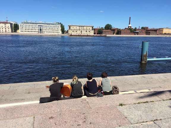 На Воскресенской набережной Петербурга появилась новая зона отдыха
