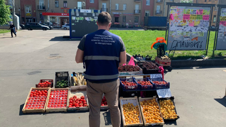 В Петербурге в ходе рейдов разогнали стихийных торговцев