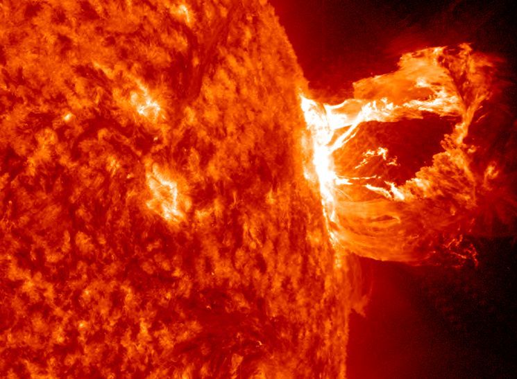 Опасна ли мощная вспышка на Солнце, которую зафиксировали ученые 1 июня