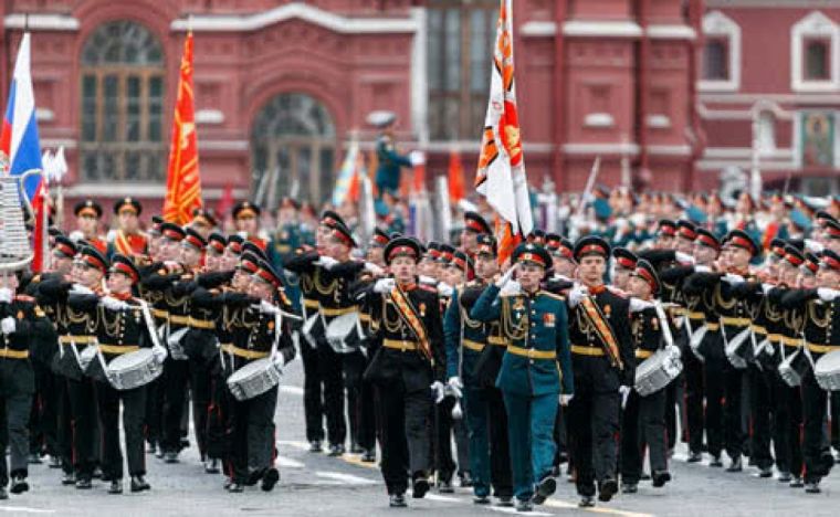 Почему Президента Украины Зеленского не пригласили на Парад Победы в Москве?