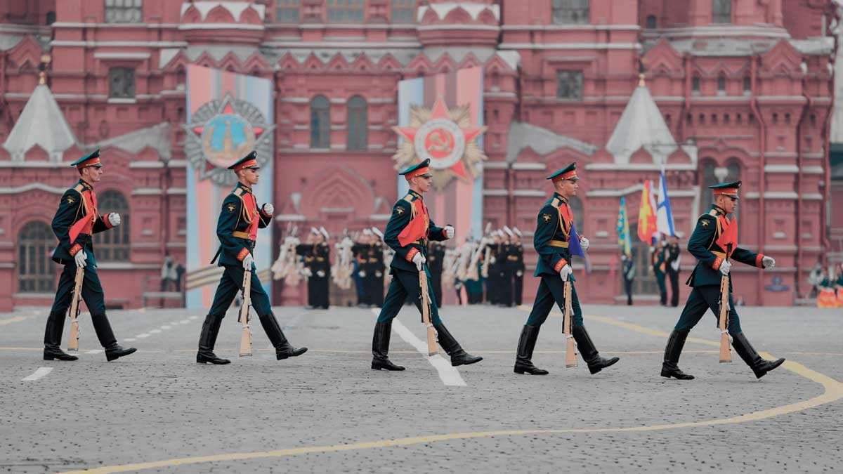 Продлится ли отпуск на 1 день за счёт выходного 24 июня и как его нужно оплачивать, как будет проходить военный праздничный парад в Москве