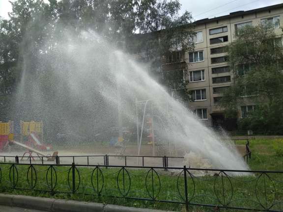 В Купчино на детской площадке и у одного из домов прорвало трубы