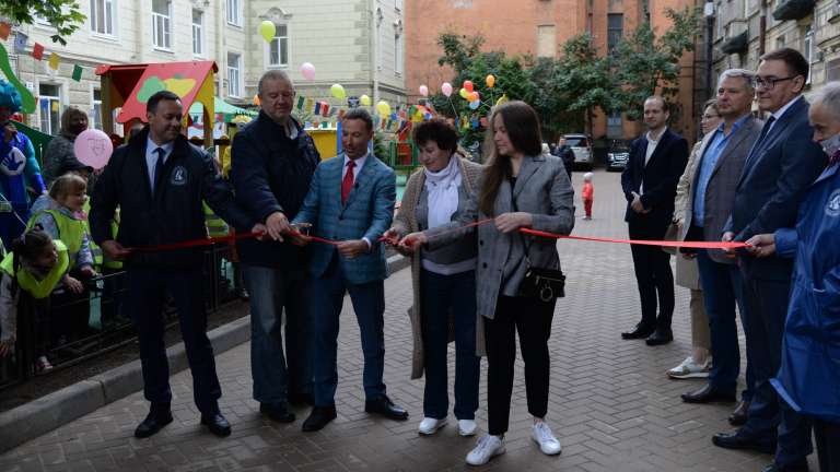 На Ждановской набережной благоустроили двор