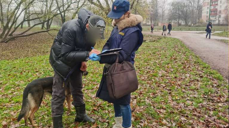 На петербуржцев составили протоколы за неправильный выгул собак в Воронцовском сквере