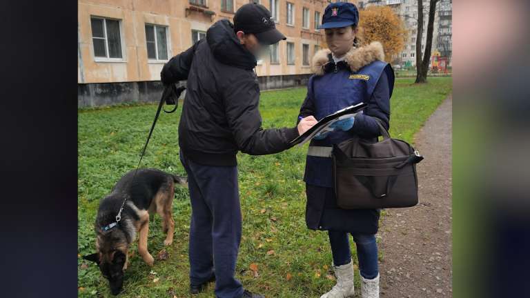 На петербуржцев составили протоколы за неправильный выгул собак в Воронцовском сквере