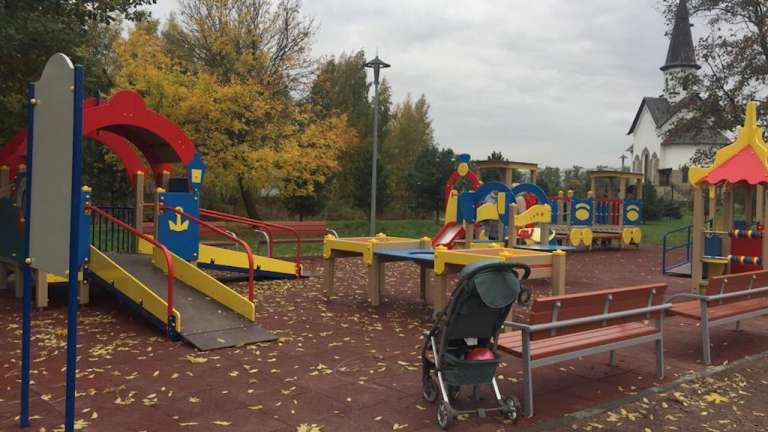 В Пулковском парке построили инклюзивную детскую площадку