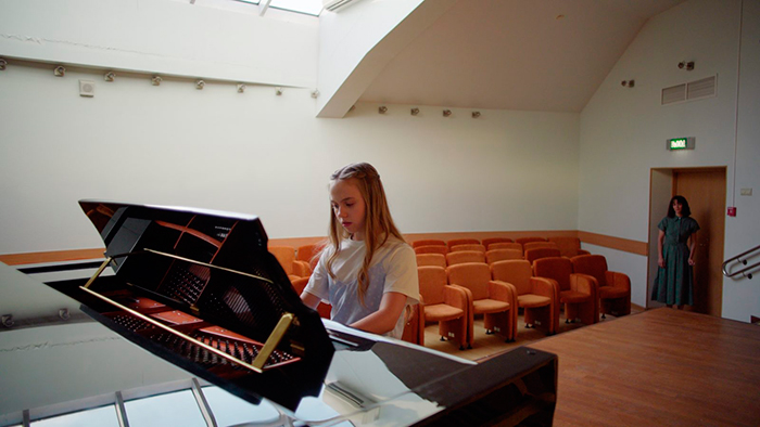 Сериал &laquo;Я тебя найду через года&raquo; (2025) - сюжет, актеры и роли, кадры из сериала