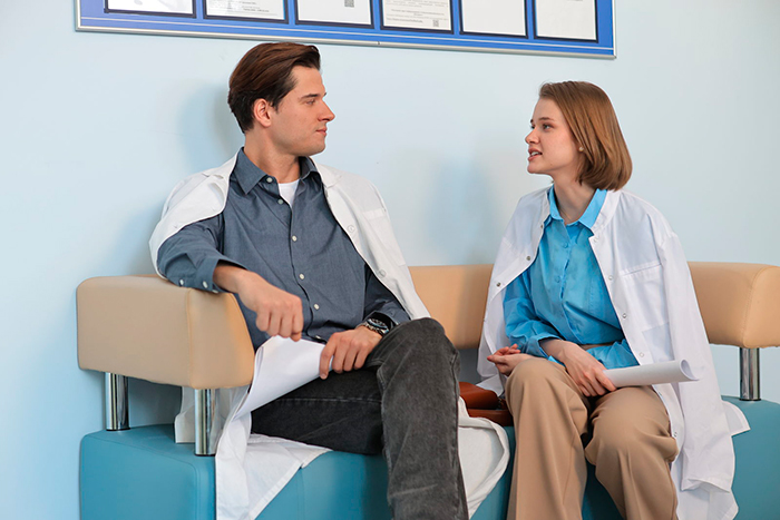 Сериал «Любовь по принуждению» (2025) - сюжет, актеры и роли, кадры из сериала