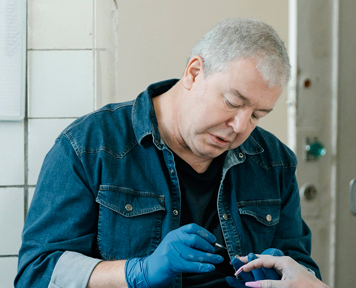 Сериал &laquo;Мистер Ноготь&raquo; (2025) - сюжет, актеры и роли, кадры из сериала