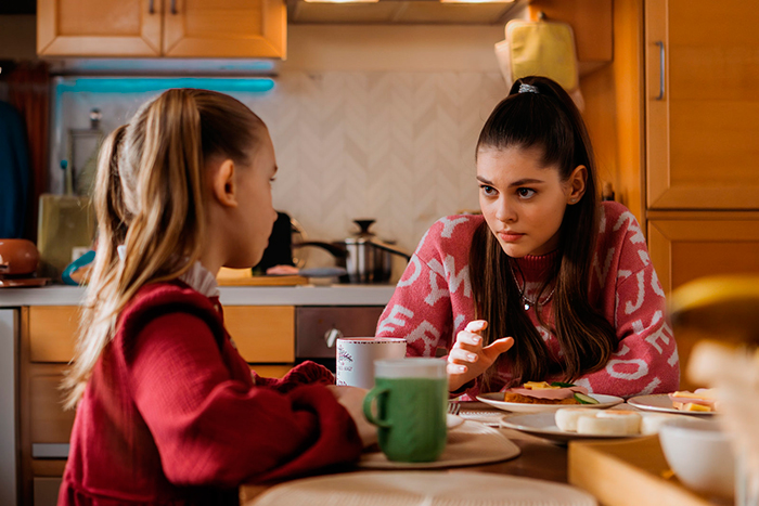 Сериал «Одни дома» (2025) - сюжет, актеры и роли, кадры из сериала