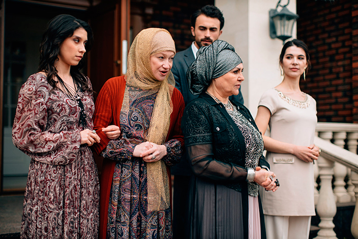 Сериал «Сады слёз» (2025) - сюжет, актеры и роли, кадры из сериала