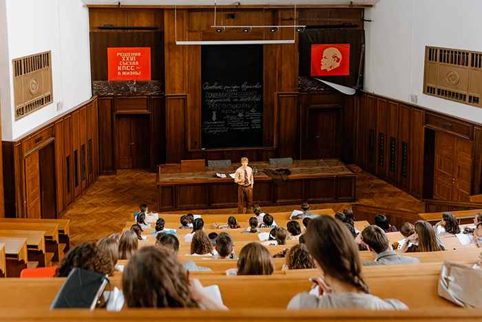 Сериал &laquo;Время Счастливых&raquo; (2026) - сюжет, актеры и роли, кадры из сериала