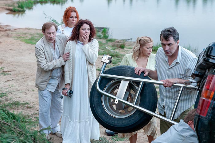 Сериал «Здесь все свои» (2023) - сюжет, актеры и роли, кадры из сериала